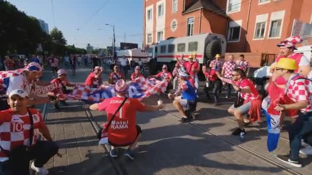 Los aficionados al fútbol apoyan a los equipos en las calles de la ciudad el día del partido entre Croacia y Nigeria — Vídeo de stock