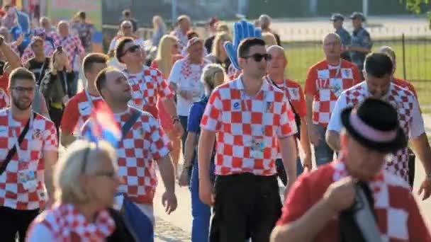 I tifosi di calcio supportano le squadre nelle strade della città il giorno della partita tra Croazia e Nigeria — Video Stock