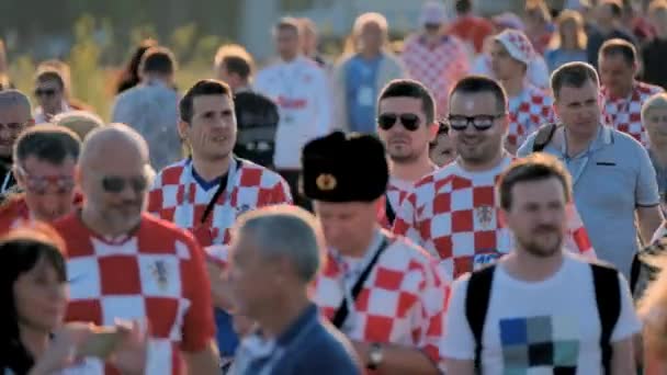 Los aficionados al fútbol apoyan a los equipos en las calles de la ciudad el día del partido entre Croacia y Nigeria — Vídeo de stock