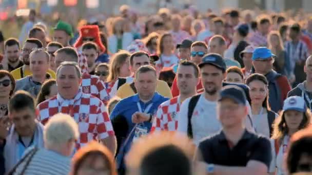 Футбольные болельщики поддерживают команды на улицах города в день матча между Хорватией и Нигерией — стоковое видео