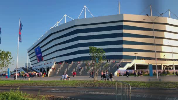 Los aficionados al fútbol visitan el estadio Kaliningrado, partido entre Croacia y Nigeria — Vídeo de stock