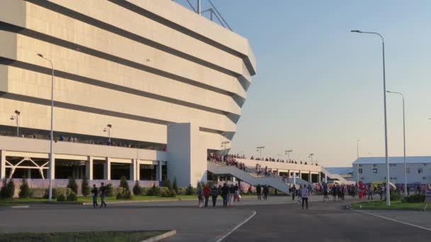 Los aficionados al fútbol visitan el estadio Kaliningrado, partido entre Croacia y Nigeria — Vídeos de Stock