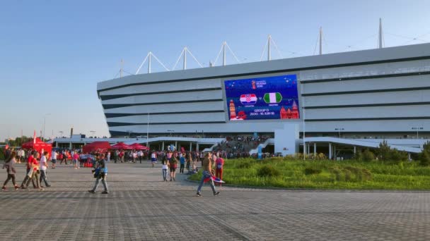 Los aficionados al fútbol visitan el estadio Kaliningrado, partido entre Croacia y Nigeria — Vídeos de Stock