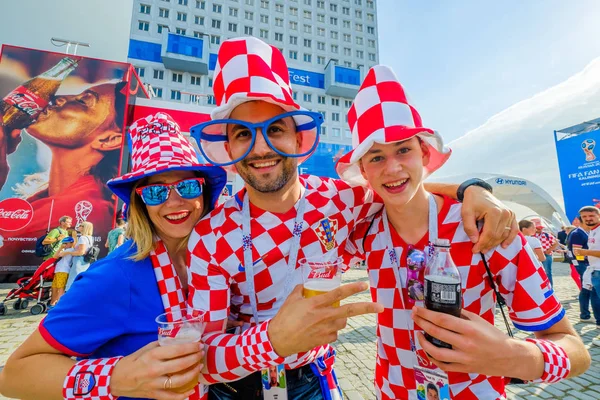 Fãs de futebol apoiam equipes nas ruas da cidade no dia do jogo entre Croácia e Nigéria — Fotografia de Stock