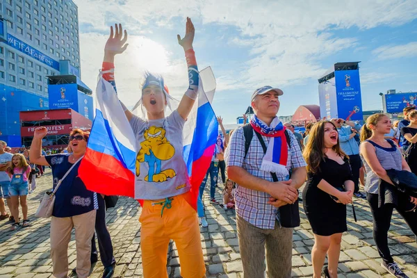 Futbol taraftarları takım Hırvatistan ve Türkiye arasındaki maç günü şehrin sokaklarında destek