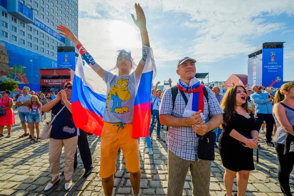 Football fans support teams on the streets of the city on the day of the match between Croatia and Nigeria — Stock Photo, Image