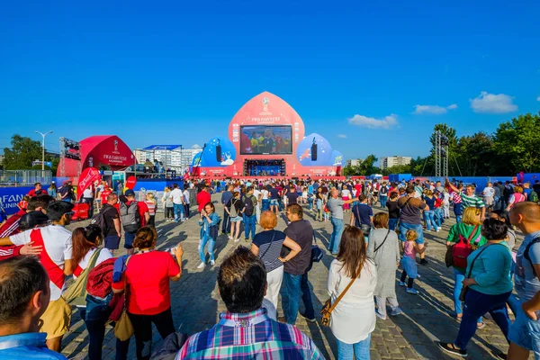 Futbol taraftarları takım Hırvatistan ve Türkiye arasındaki maç günü şehrin sokaklarında destek