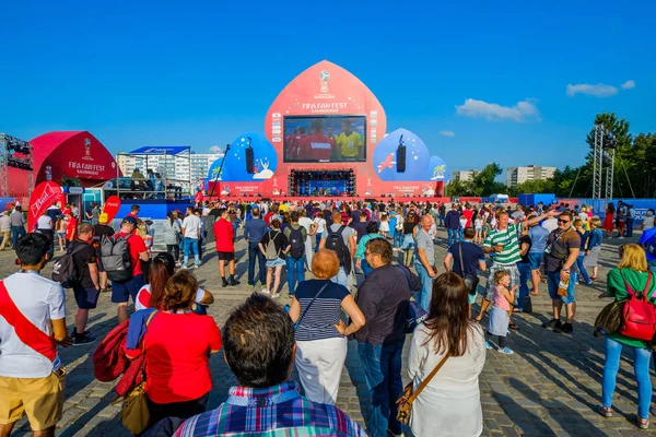 Fãs de futebol apoiam equipes nas ruas da cidade no dia do jogo entre Croácia e Nigéria — Fotografia de Stock