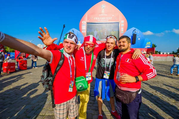 Futbol taraftarları takım Hırvatistan ve Türkiye arasındaki maç günü şehrin sokaklarında destek