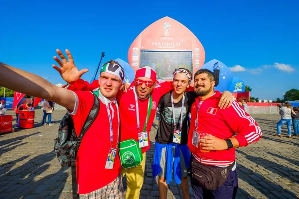 Futbol taraftarları takım Hırvatistan ve Türkiye arasındaki maç günü şehrin sokaklarında destek