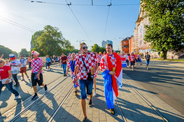 Futbol taraftarları takım Hırvatistan ve Türkiye arasındaki maç günü şehrin sokaklarında destek