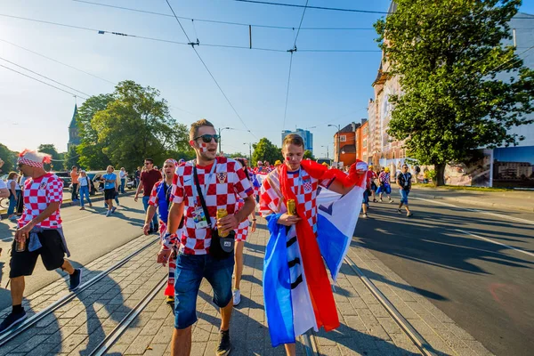 Los aficionados al fútbol apoyan a los equipos en las calles de la ciudad el día del partido entre Croacia y Nigeria —  Fotos de Stock