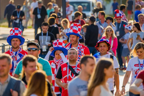 Football fans support teams on the streets of the city on the day of the match between Croatia and Nigeria — Stock Photo, Image