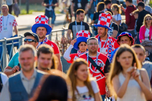 フットボールのファンは、クロアチアとナイジェリアの間のマッチの日に市内の路上でチームをサポートします。 — ストック写真