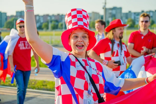 Football fans support teams on the streets of the city on the day of the match between Croatia and Nigeria — Stock Photo, Image