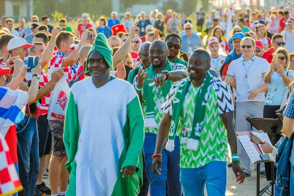 Futbol taraftarları takım Hırvatistan ve Türkiye arasındaki maç günü şehrin sokaklarında destek