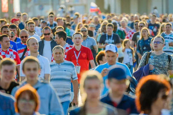 Futbol taraftarları takım Hırvatistan ve Türkiye arasındaki maç günü şehrin sokaklarında destek