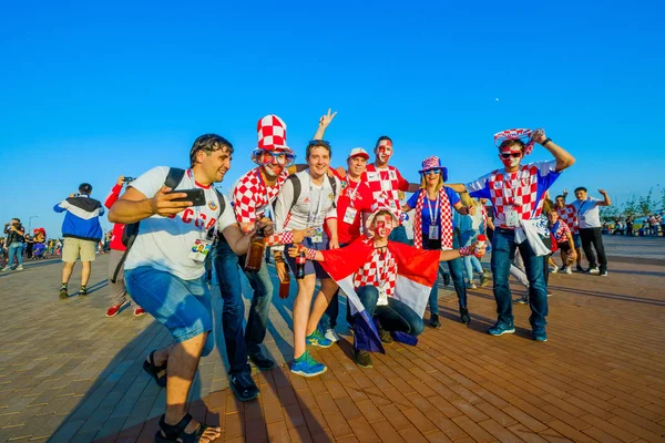Fãs de futebol apoiam equipes nas ruas da cidade no dia do jogo entre Croácia e Nigéria — Fotografia de Stock