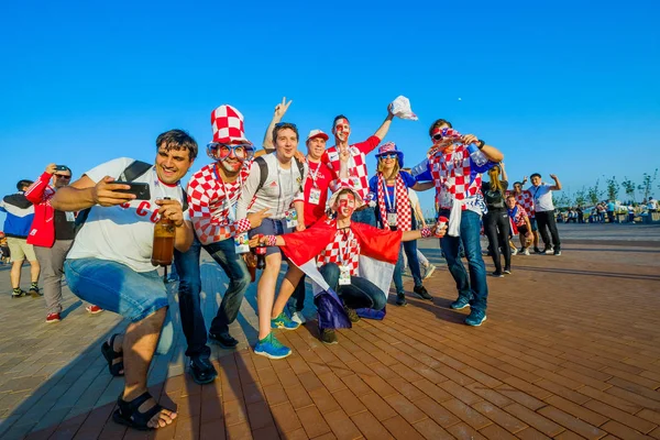 Los aficionados al fútbol apoyan a los equipos en las calles de la ciudad el día del partido entre Croacia y Nigeria — Foto de Stock