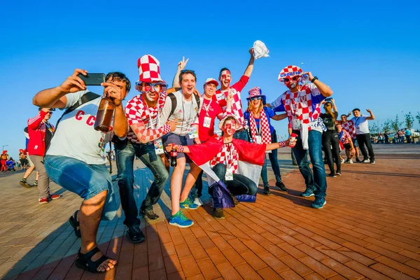 Futbol taraftarları takım Hırvatistan ve Türkiye arasındaki maç günü şehrin sokaklarında destek