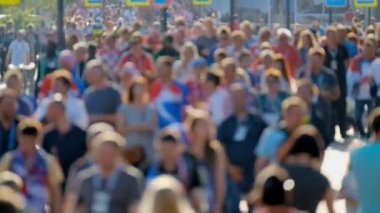 Sokaktaki insan kalabalığı.