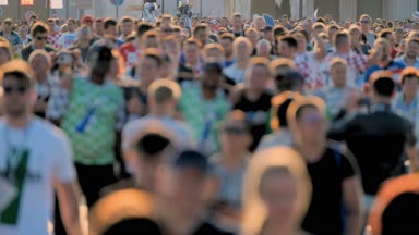 Sokaktaki insan kalabalığı.