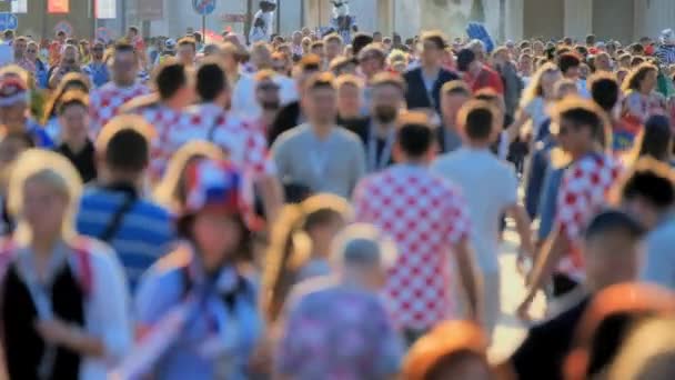 Skara människor på gatan. — Stockvideo