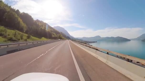 Rijdende auto naar Zwitserland bergen — Stockvideo