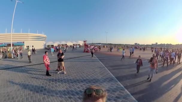 Fotbollsfans besöka stadion Kaliningrad, match mellan Kroatien och Nigeria — Stockvideo