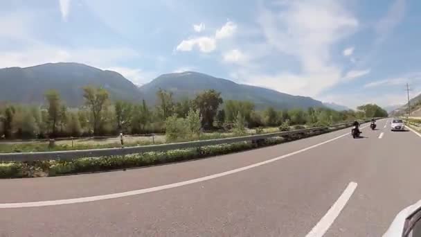 Guida di auto in Svizzera montagne — Video Stock