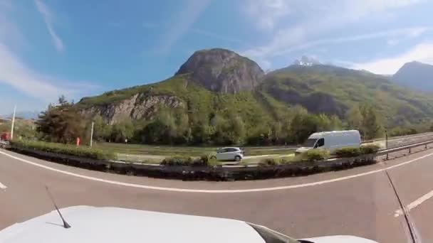 Автомобиль в горах Швейцарии — стоковое видео