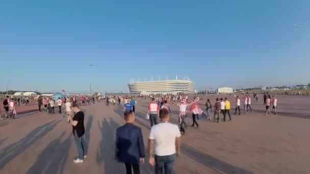 Футбольные болельщики посещают стадион Калининград, матч между Хорватией и Нигерией — стоковое видео