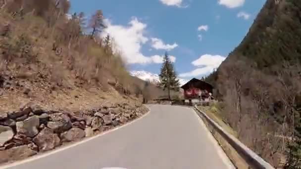 Rijdende auto naar Zwitserland bergen — Stockvideo