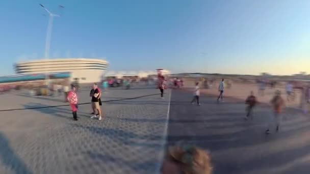 Los aficionados al fútbol visitan el estadio Kaliningrado, partido entre Croacia y Nigeria — Vídeo de stock