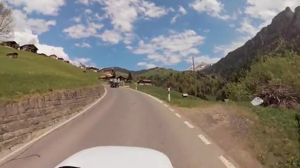 Conducir un coche en las montañas de Suiza — Vídeo de stock