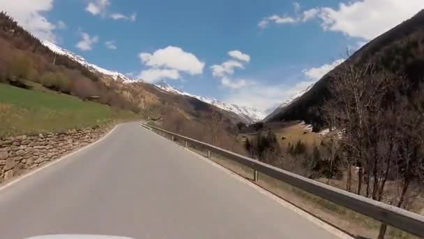 Водіння автомобіля в Швейцарії гори — стокове відео