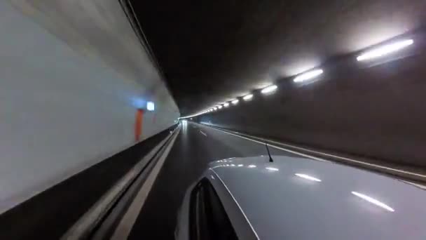 Schnell fahrendes Auto am Tunnel — Stockvideo