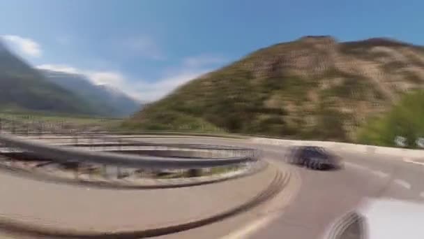 Carro de condução na Suíça montanhas — Vídeo de Stock