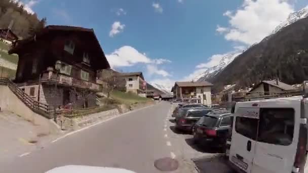 Conducir un coche en las montañas de Suiza — Vídeos de Stock