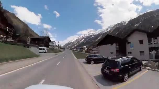 Rijdende auto naar Zwitserland bergen — Stockvideo