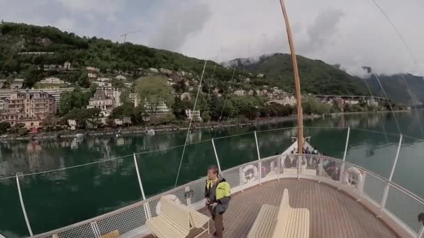 Turistická loď plachty podél Ženevského jezera Chillon Castle — Stock video