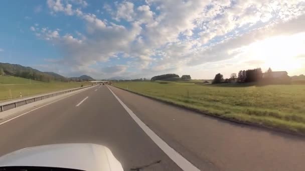 Jazda samochodem w górach Szwajcarii — Wideo stockowe