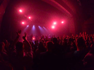 Canlı konser tezahürat kitleye