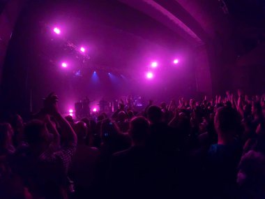 Canlı konser tezahürat kitleye