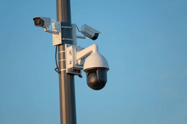 Caméras de surveillance extérieure sur le poteau — Photo