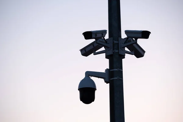 Caméras de surveillance extérieure sur le poteau — Photo