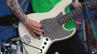 elektrik gitar çalmak adama yakın çekim