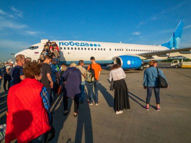Düşük maliyetli havayolu uçağa binmeden yolcu Pobeda Şirket