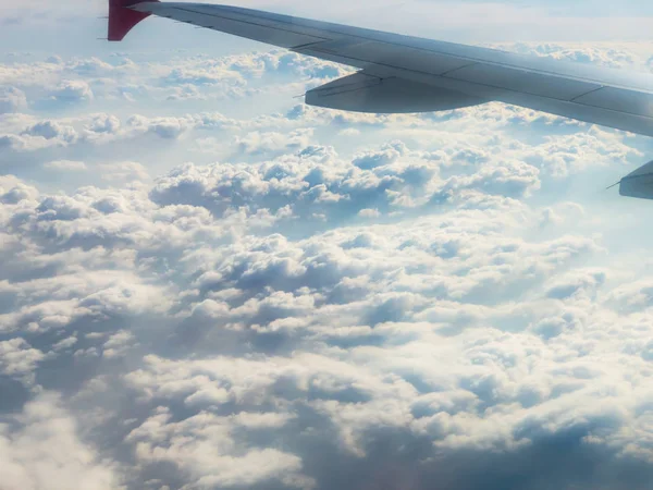 Πετώντας πάνω από τα σύννεφα με αεροπλάνο — Φωτογραφία Αρχείου