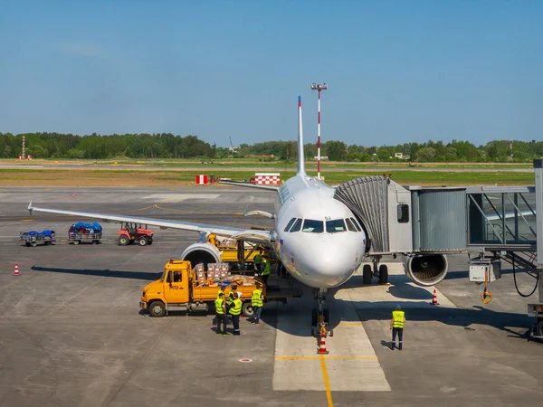 Khrabrovo Havalimanı trafik zaman atlamalı gün zaman